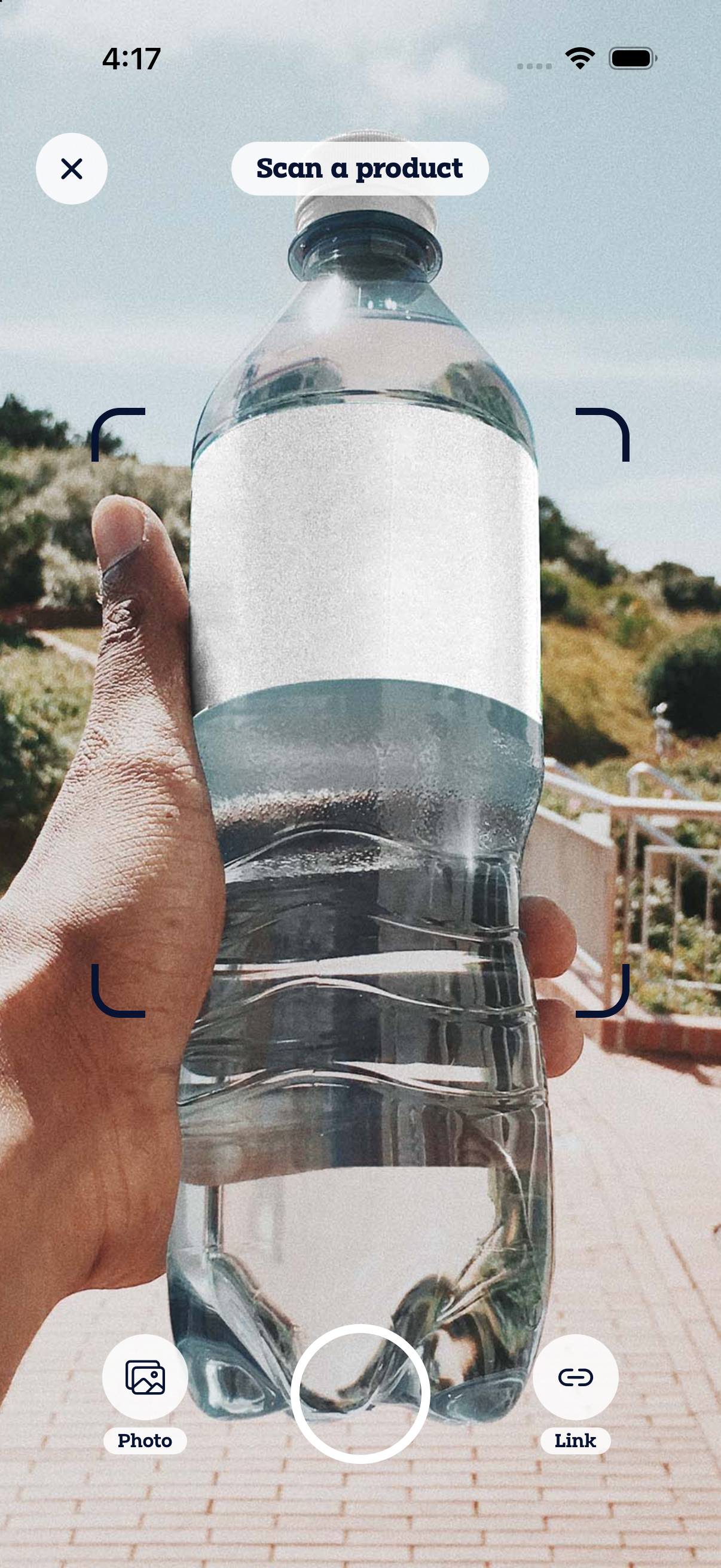 Unpaq camera scanning a plastic water bottle